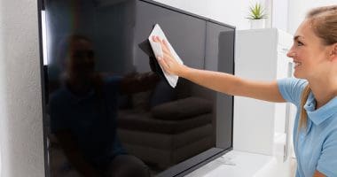 تنظيف شاشة التلفزيون المسطحة