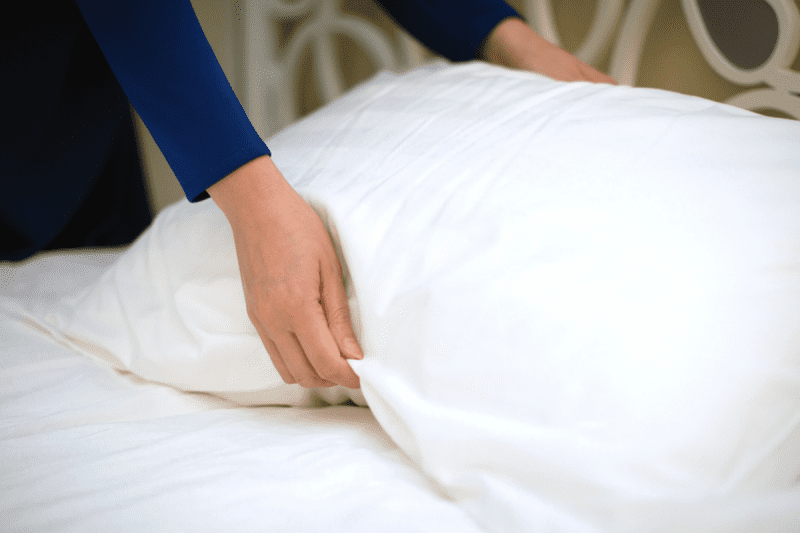 طريقة تنظيف مفرش السرير