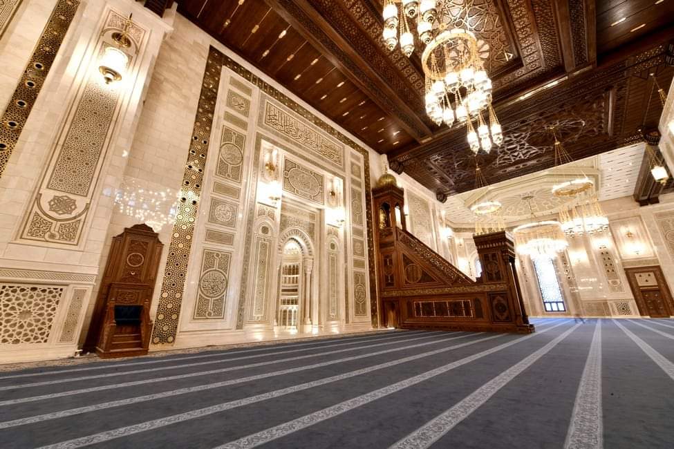 مسجد مصر الكبير يدخل موسوعة جينيس بأثقل نجفة وأكبر منبر في العالم