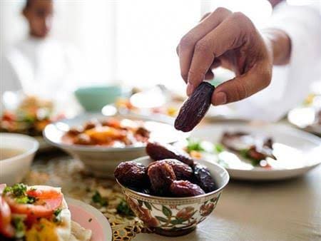 حكم تعجيل الفطور وتأخير السحور 