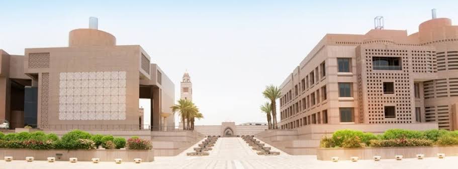 التخصصات العلمية المتاحة في الجامعة