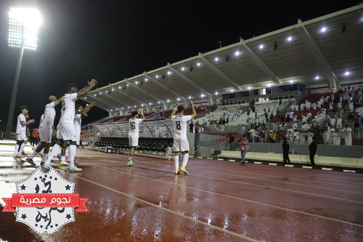 من فرحة لاعبي الجبلين مع جماهيرهم بالفوز الكبير على هجر في الدور الأول من دوري يلو