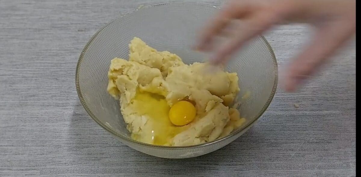 نضع البيض ونستمر بالتقليب