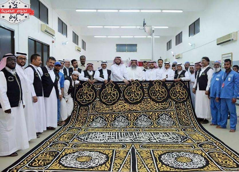 فريق مختصين في صناعة كسوة الكعبة