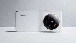 هاتف شاومي Xiaomi 13 Ultra، بظهره الأبيض