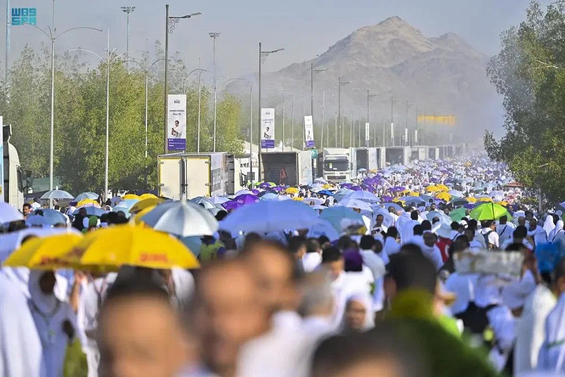 خشوع وسكينة.. ضيوف الرحمن يتوافدون إلى صعيد عرفات لأداء ركن الحج الأعظم