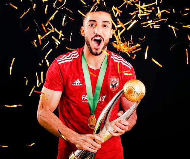 محمد عبدالمنعم يرفع كأس دوري أبطال أفريقيا