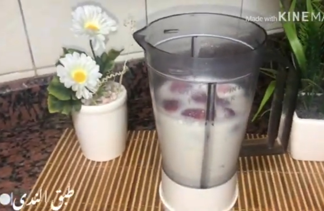 مكونات عصير الفراولة داخل الخلاط 