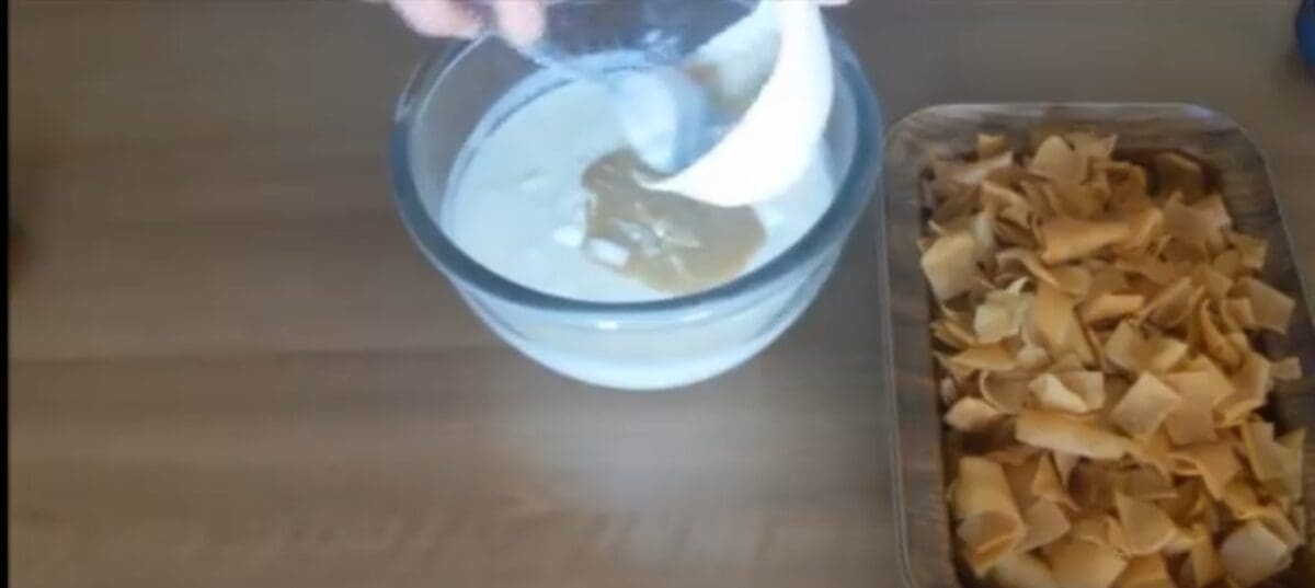 وضع الثوم والتوابل على اللبن 