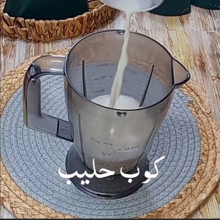 احضري خلاطك الكهربائي ثم ضعي به كوب سكر مع كوب الحليب.