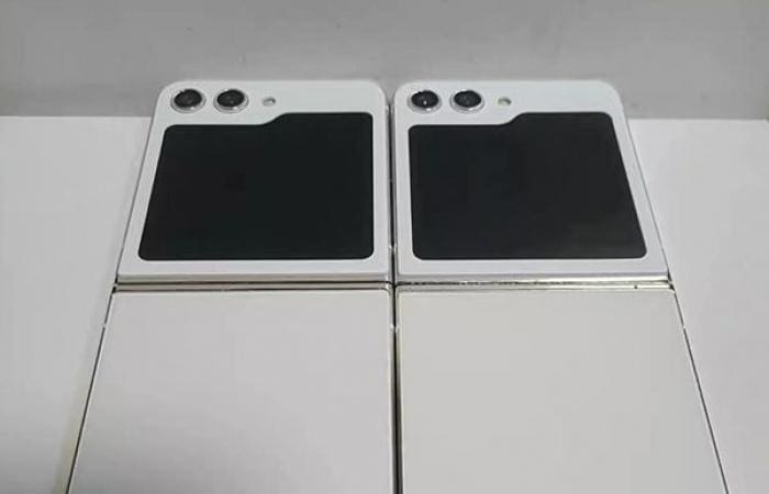 شاشة Galaxy Z Flip5 بعد الطي