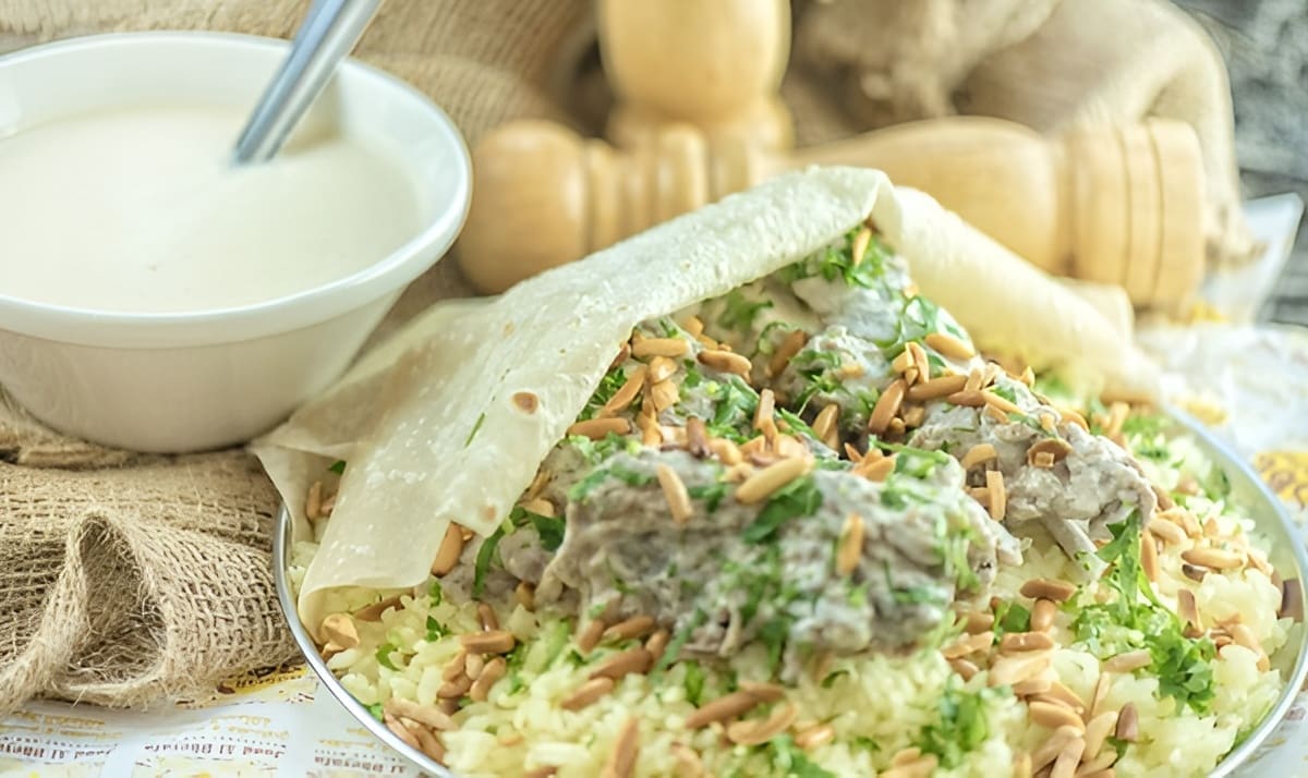 المنسف الأردني باللبن