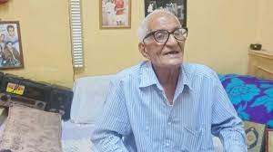 صورة توضح عمر وشكل العجوز الذي غامر ننفسه من أجل فريقه، المصدر: العربية نت