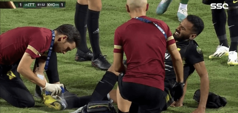 إصابة مدالله العليان في مباراة الاتحاد والخلود