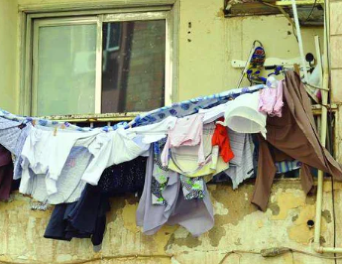 مجموعة من الملابس على شرفة منزل