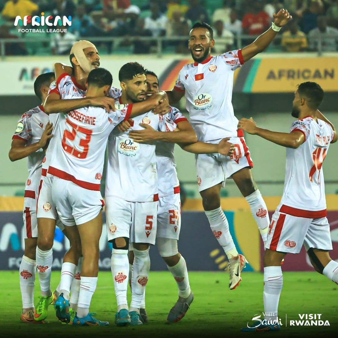 فرحة لاعبي الوداد المغربي بهدف يحيى جبران من مباراة الذهاب أمام أنيمبا النيجيري - مصدر الصورة: الحساب الرسمي لبطولة الدوري الأفريقي على منصة "X".