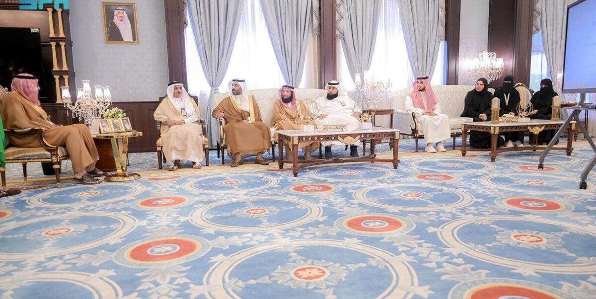 أمير الباحة خلال إطلاق القافلة
