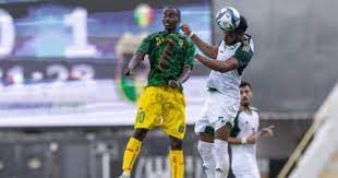 صورة للاعب منتخب السعودية ولاعب منتخب مالي