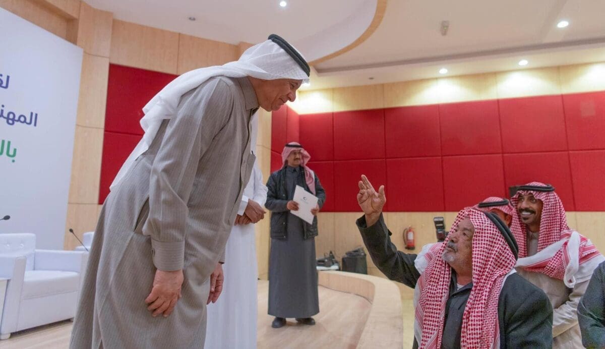 وزير "البيئة" يلتقي عددًا من المواطنين والمزارعين