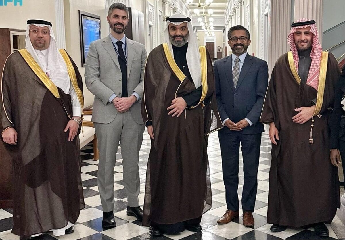 الوفد السعودي مع المسؤولين الأمريكيين