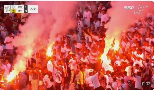 جماهير الشباب تشعل المدرجات
