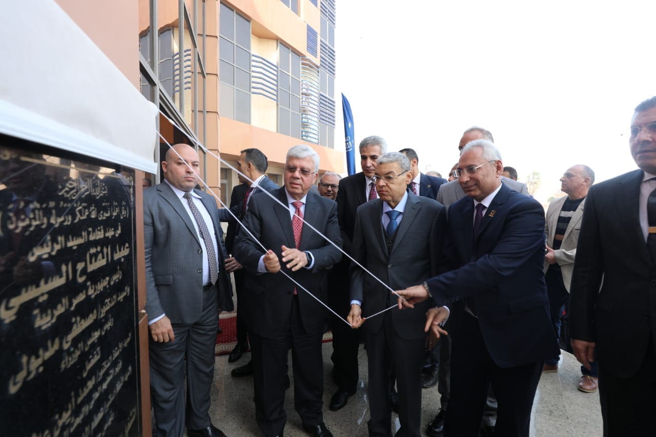 وزير التعليم العالي يفتتح عددًا من المشروعات الصحية والتعليمية بجامعة المنيا