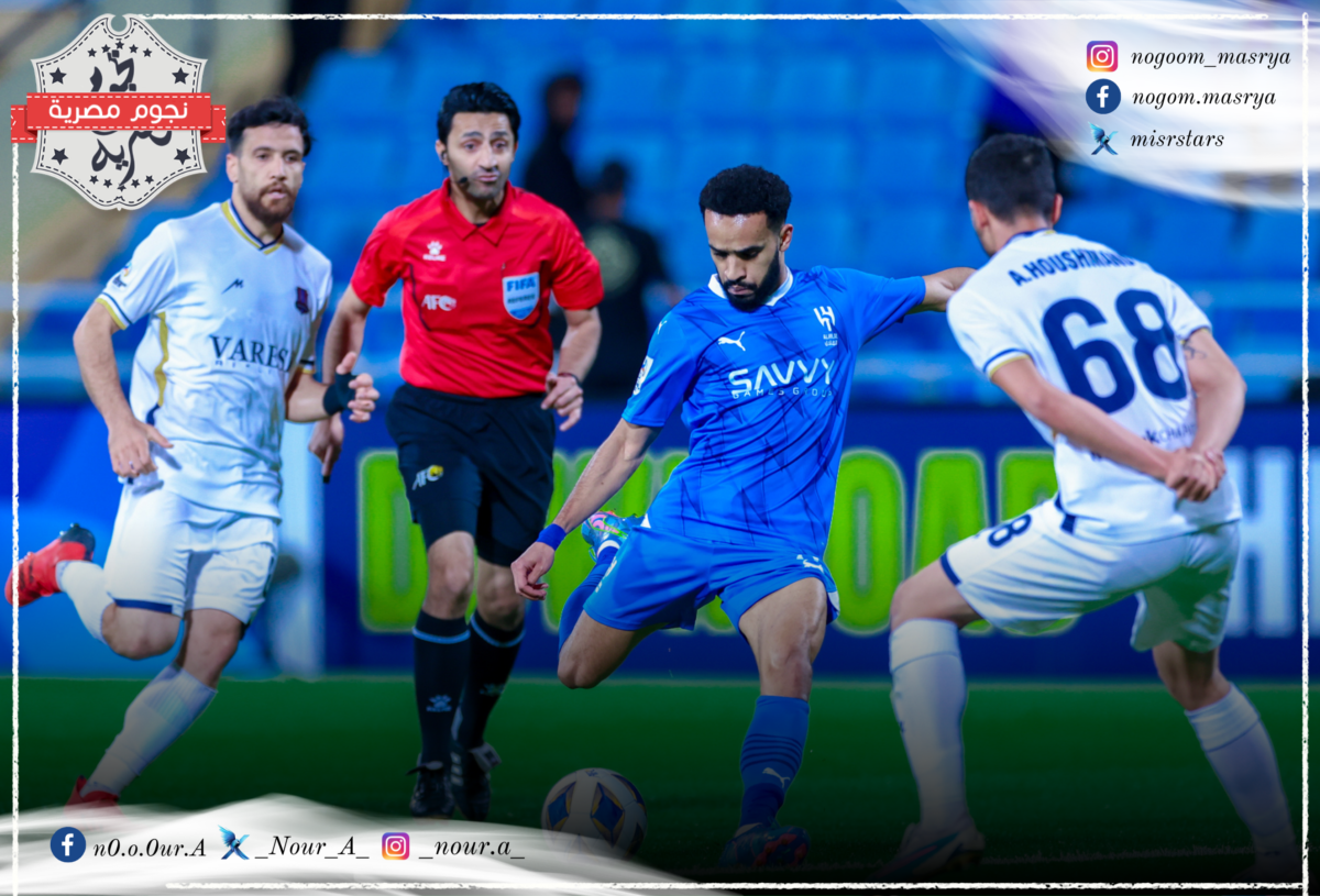 لاعب الهلال وسط لاعبين من نساجي وحكم المباراة - مصدر الصورة: صفحة الهلال الرسمية على إكس