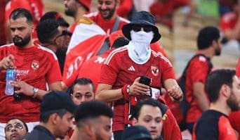 نجح النادي الأهلي المصري يوم الجمعة الماضية في تحقيق فوزاً ساحقاً على الاتحاد السعودي بنتيجة ثلاثة أهداف دون رد في المباراة التي جمعت بينهما في ربع نهائي مسابقة كأس العالم للأندية المقامة حالياً في مدينة جدة بالمملكة العربية السعودية لينجح الأهلي في الصعود إلى نصف النهائي ضد فلومينسي البرازيلي. وأثار الكثيرون من جمهور النادي الأهلي غضباً واسعاً بين جماهير الاتحاد بعد العديد من الوقائع المخالفة للقانون الاتحاد الدولي لكرة القدم، حيث استخدم الكثير من الجمهور الألعاب النارية والليزر خلال المباراة وهو مخالف لقواعد الفيفا، كما أشارت بعض التقارير إلى أن عدداً من جمهور النادي الأهلي قام بتحطيم بعض المقاعد في ملعب الجوهرة مما أثار استياء عشاق نادي الاتحاد، وأشارت التقارير إلى أن الاتحاد الدولي لكرة القدم من المتوقع أن يوقع عقوبة قاسية على النادي الأهلي المصري بسبب شغب جماهيره في المباراة. والجدير بالذكر أن نادي الاتحاد سيخوض مباراته القادمة في الجولة الثامنة عشر من دوري روش السعودي للمحترفين أمام نادي الرائد على ملعب الأمير عبد الله الفيصل في جدة وذلك في يوم السبت المقبل الموافق 23 من شهر ديسمبر الحالي في الساعة 8:00 مساء بتوقيت مكة المكرمة حيث يحتل الاتحاد حالياً المركز الخامس في جدول الترتيب برصيد 28 نقطة بينما يحتل نادي الرائد المركز السابع عشر ما قبل الأخير برصيد 13نقطة. ويسعى نادي الاتحاد إلى تحقيق الفوز أمام الرائد لتعويض خيبة الآمال التي حدثت له يوم الجمعة الماضية بعد خسارته أمام الأهلي، خاصةً وأن أداء الفريق منذ بداية هذا الموسم جاء مخالفاً للعديد من التوقعات بالرغم من تعاقده مع كوكبة من اللاعبين العالميين مثل النجم الفرنسي كريم بنزيما وكذلك مواطنه نجولو كانتي بالإضافة إلى لاعب الوسط البرازيلي فابينيو.