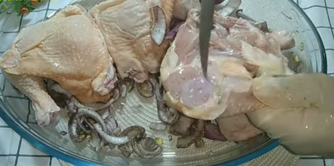 نقوم بعمل ثقوب في الدجاج 