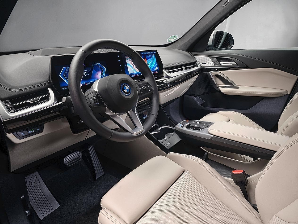 مواصفات سيارة بي إم دبليو الكهربية iX1 eDrive20 الجديدة كلياً