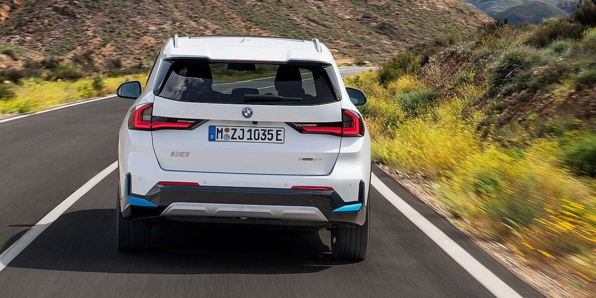 مواصفات سيارة بي إم دبليو الكهربية iX1 eDrive20 الجديدة كلياً 