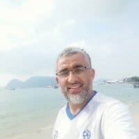 حادث مأسوي يتسبب في وفاة طبيب أورام وخمسة من أبنائه أثناء ذاهبهم للعمرة
