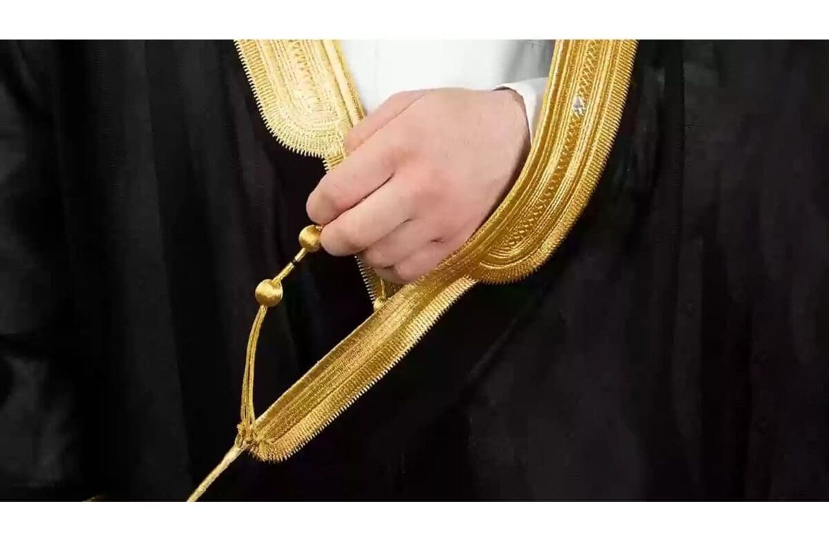 إلزام فئات في السعودية بارتداء البشت أثناء الدوام