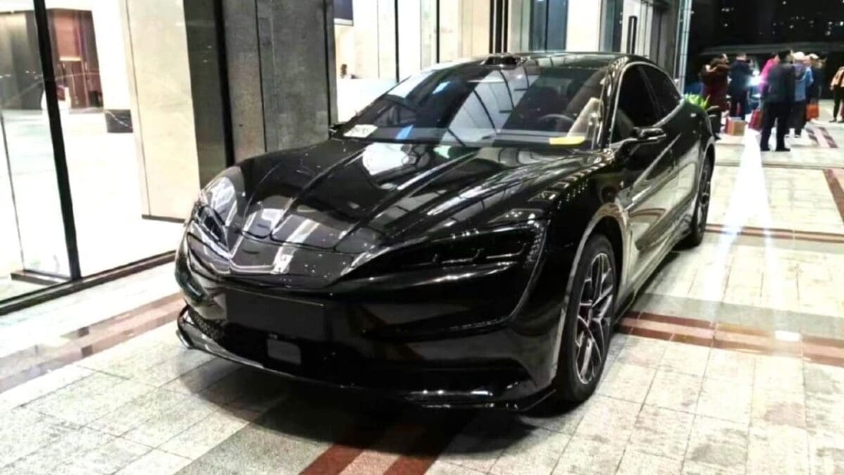 شركة BYD تكشف عن سيارة YangWang U7 الكهربائية ببطارية 135.5 كيلو وات في الساعة ونطاق يصل إلى 800 كيلومتر