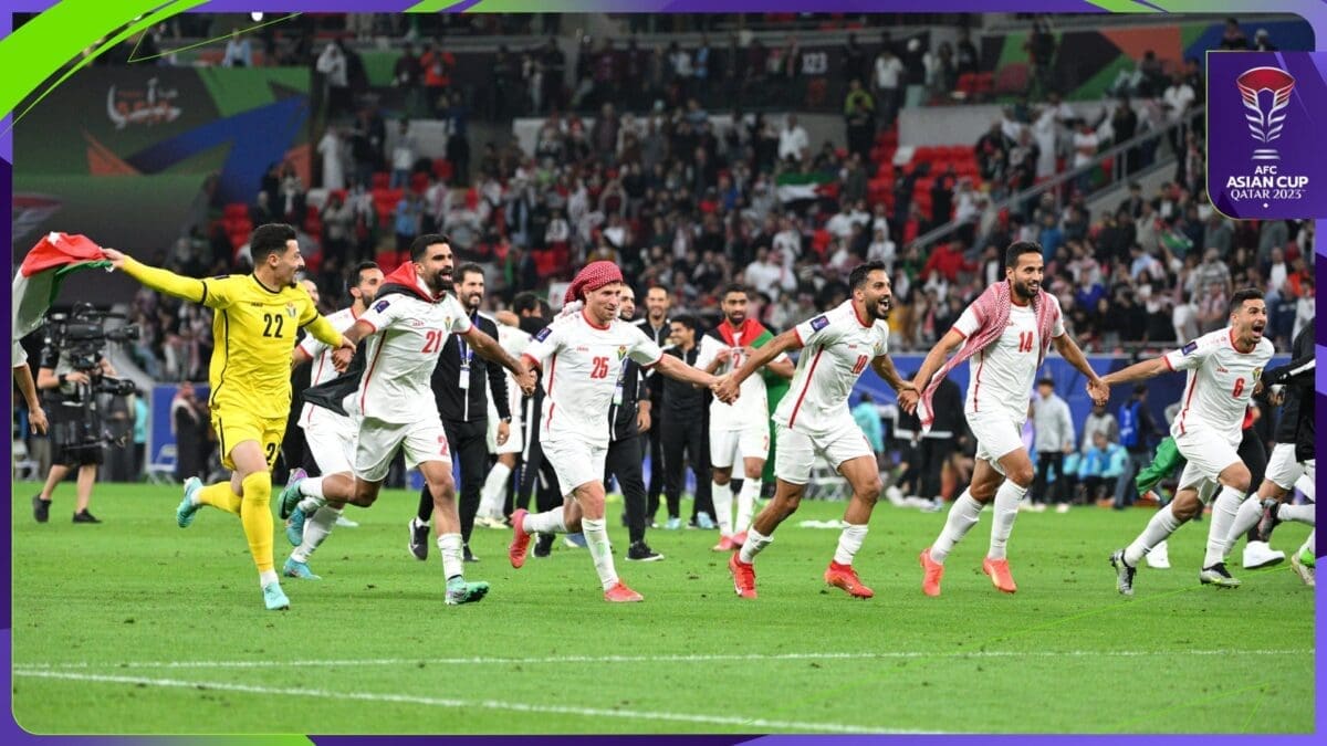 فرحة لاعبي منتخب الأردن بعد الفوز على كوريا والتأهل إلى النهائي - مصدرة الصورة: الحساب الرسمي لكأس آسيا 2023 على منصة "إكس".