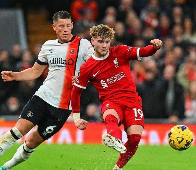 ليفربول يقلب الطاولة ويكتسح لوتون تاون بأربعة أهداف مقابل هدف