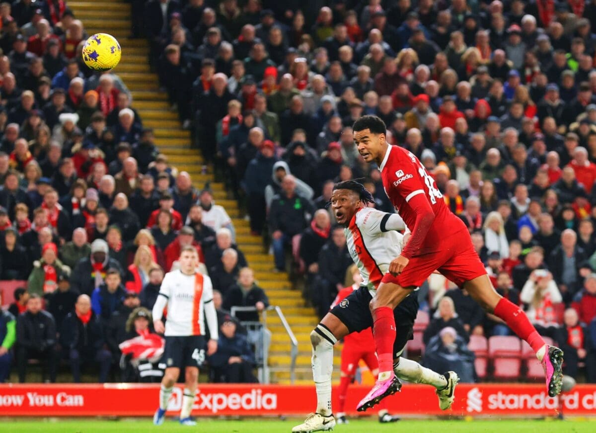 ليفربول يقلب الطاولة ويكتسح لوتون تاون بأربعة أهداف مقابل هدف