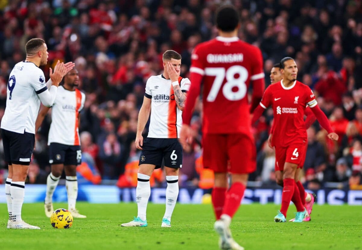 ليفربول يقلب الطاولة ويكتسح لوتون تاون بأربعة أهداف مقابل هدف