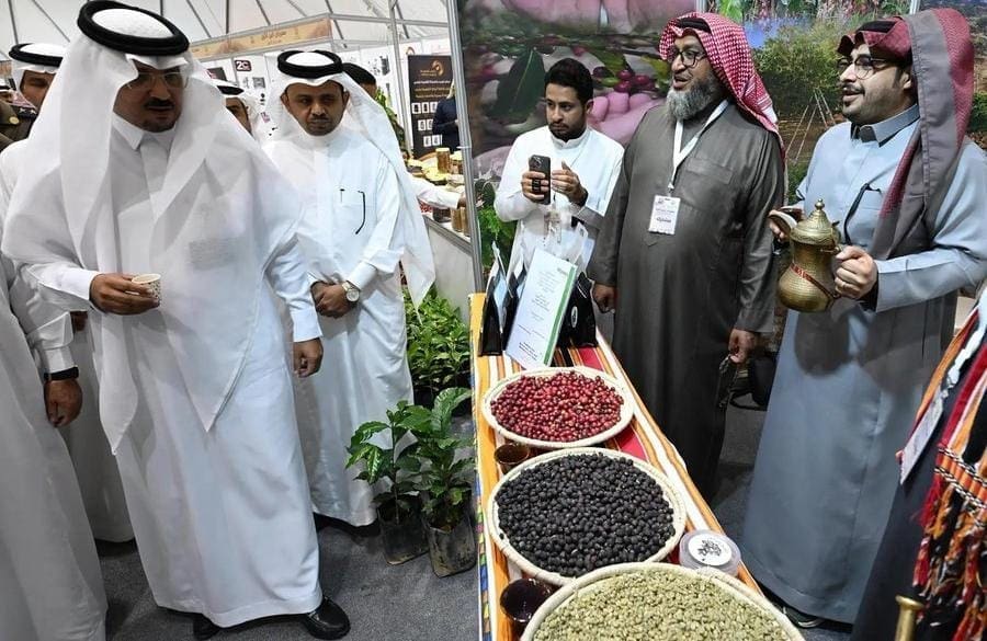المعرض الأول للبن في منطقة عسير يشهد إقبالاً كبيراً ومشاركة لافتة لمزارعي القهوة