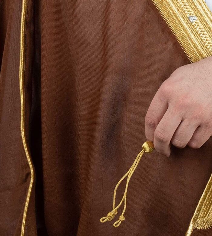 إلزام فئات بارتداء البشت أثناء الدوام
