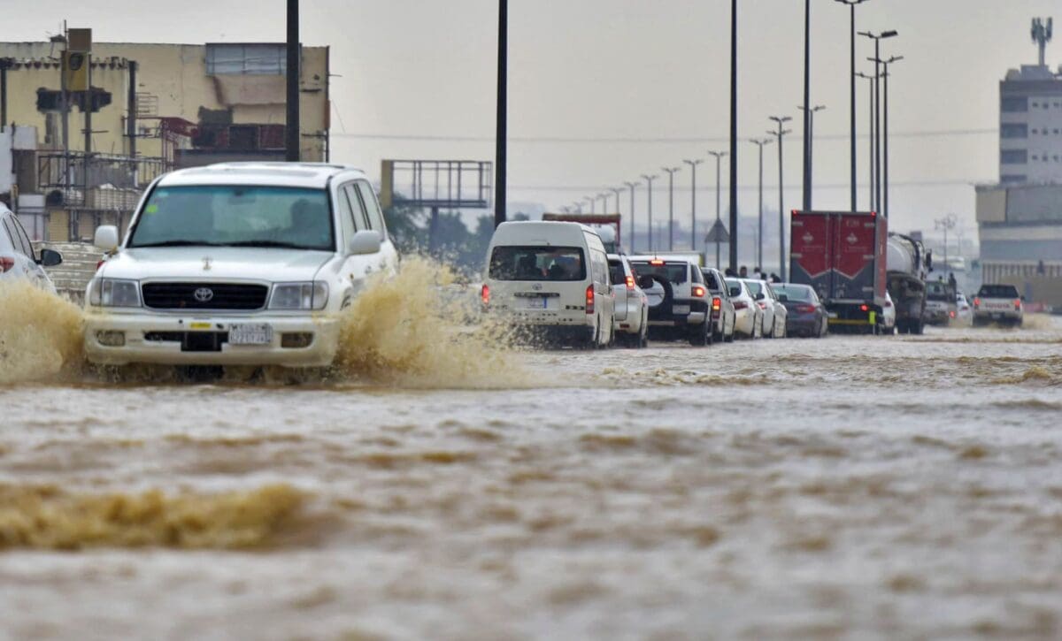 المديرية العامة للدفاع المدني في السعودية تحذر من استمرار الأمطار والتقلبات الجوية لمدة خمس أيام