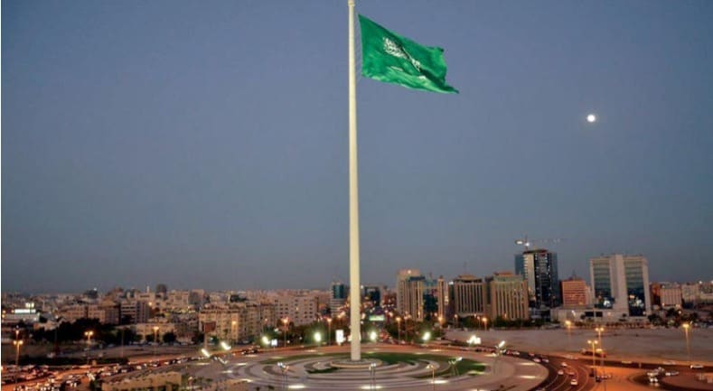 ترفرف عاليا.. راية التوحيد بسارية جدة تحتفي بيوم العلم