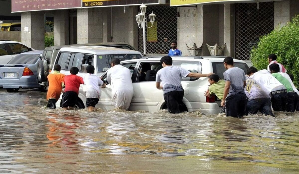 الوطني للأرصاد يحذر من سيول وأمطار غزيرة اليوم على 12 منطقة والدفاع المدني يحذر