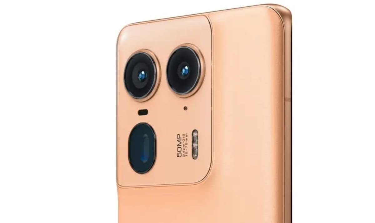 الكشف عن هاتف Motorola Edge 50 Ultra بغلاف خشبي