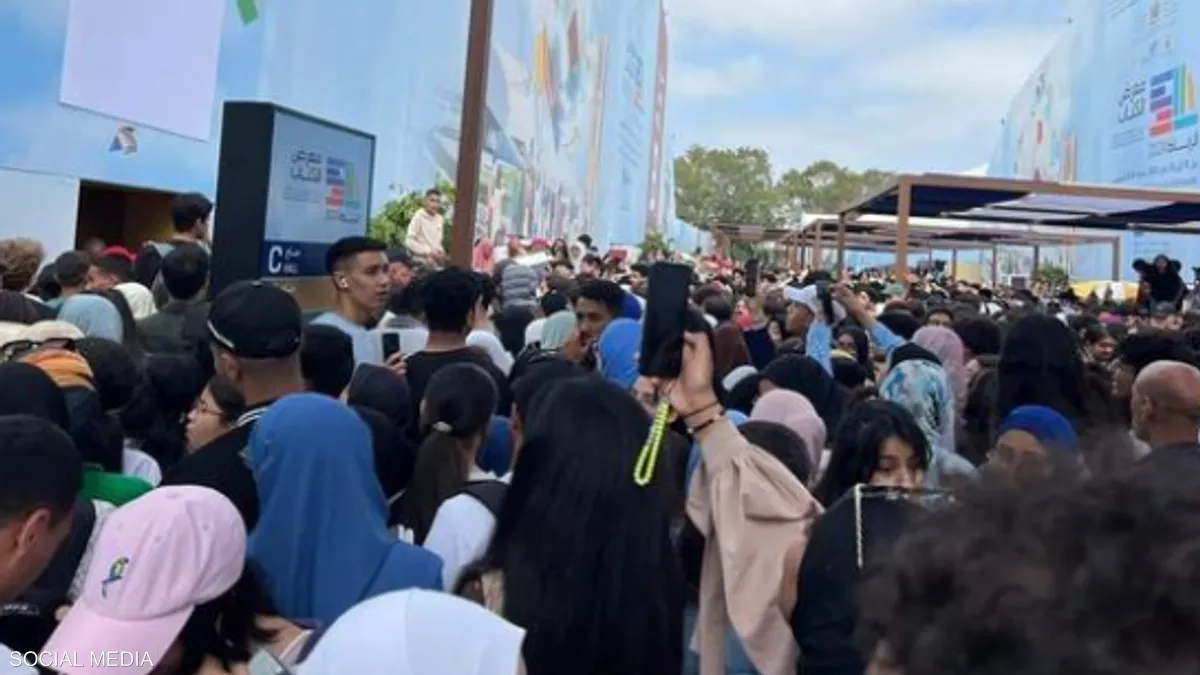 طوابير وإغماءات في حفل توقيع كاتب سعودي بالمغرب