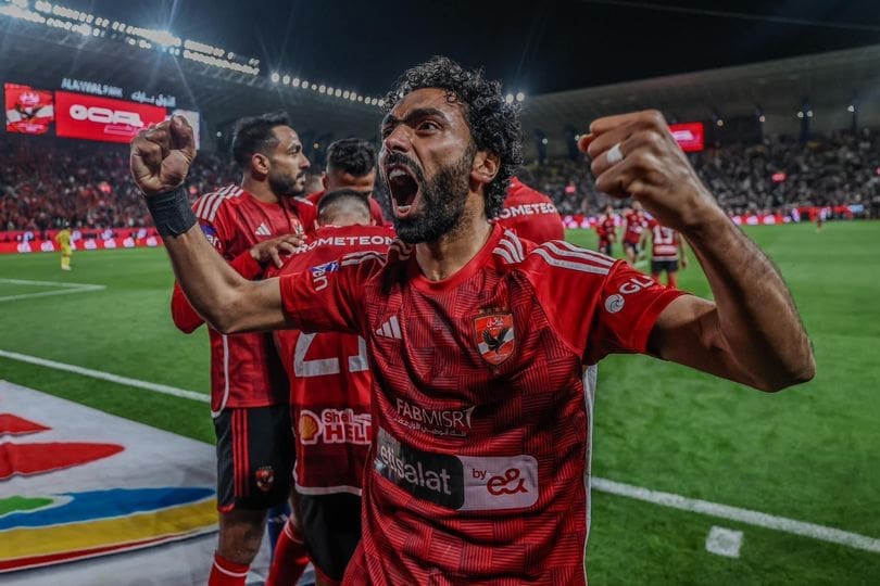 حسين الشحات مطلوب القبض عليه