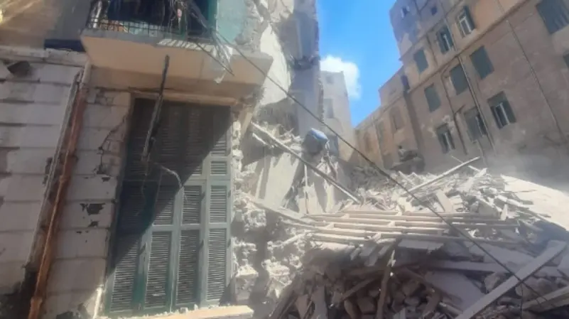 انهيار مروع لعقار في الإسكندرية والبحث عن مفقودين