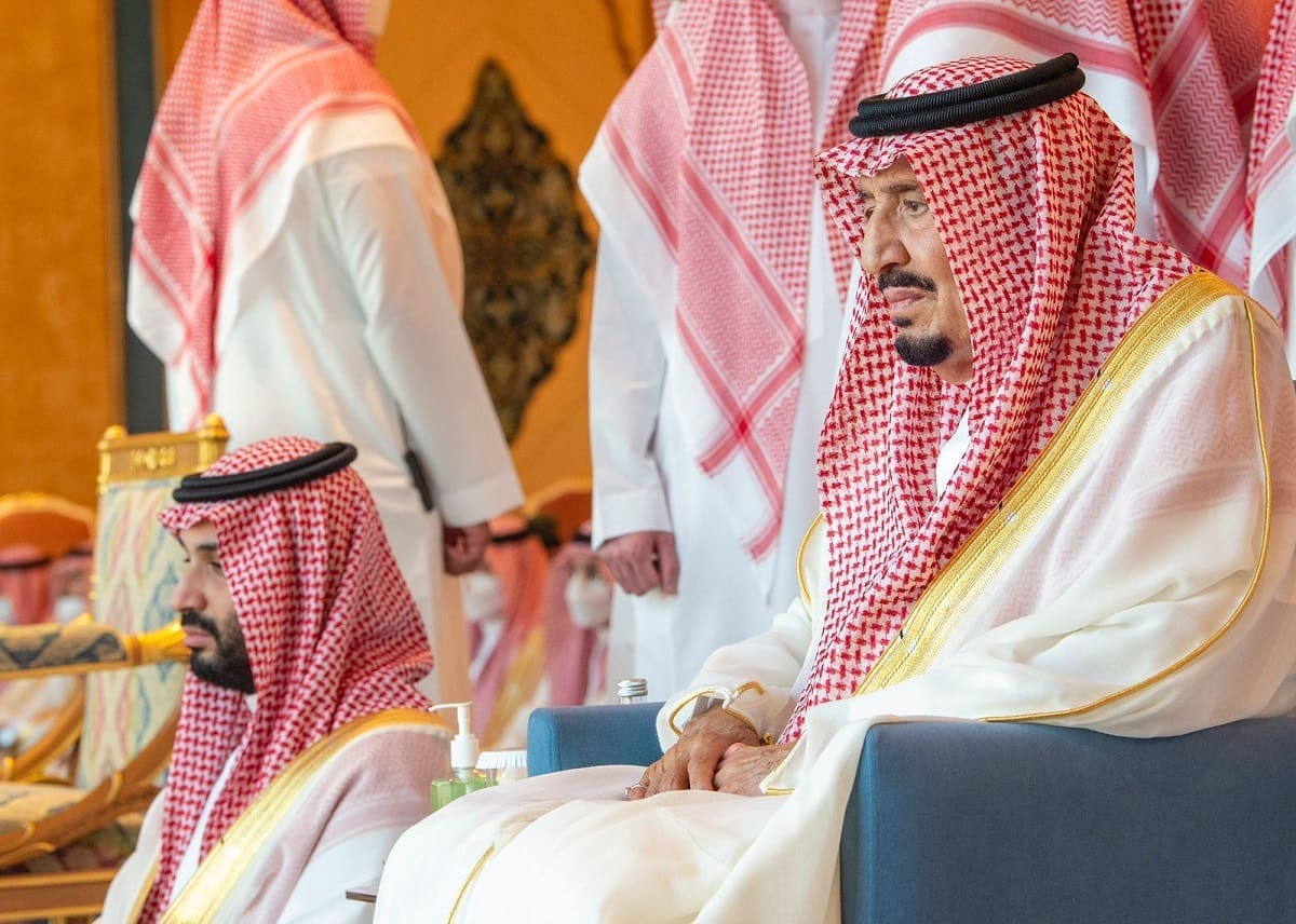 الملك وولي العهد يعزيان حاكم الشارقة