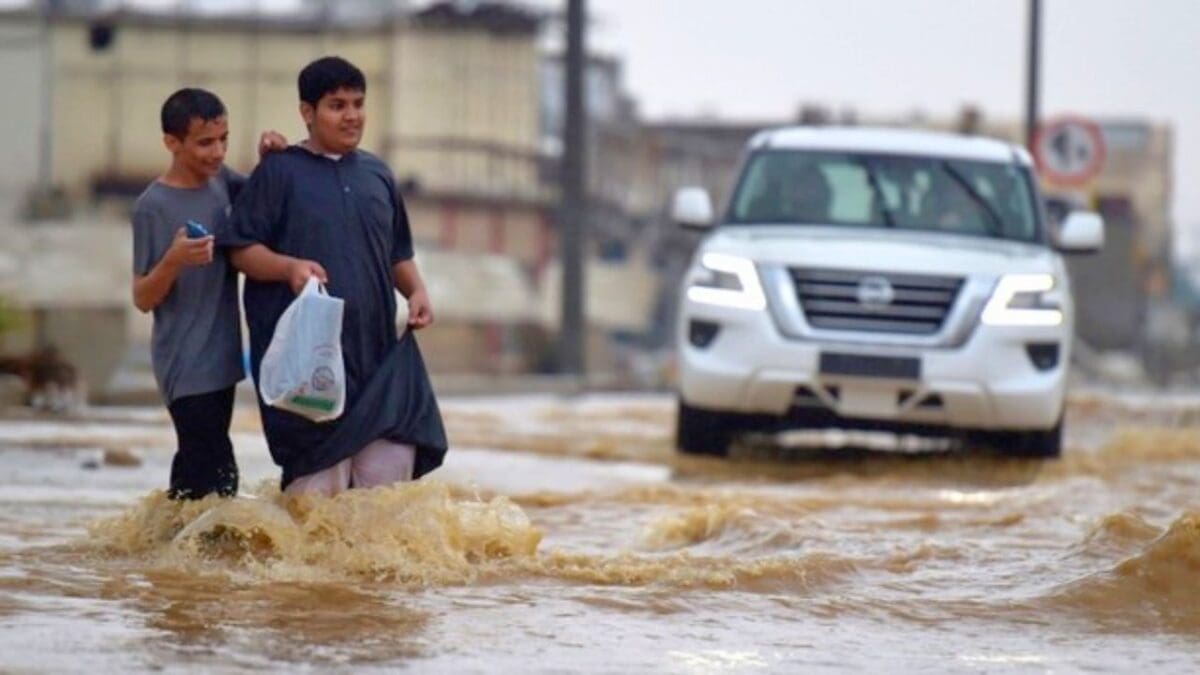 عاجل.. موجة أمطار غزيرة وسيول اليوم وحالة الطقس الأربعاء في 10 مناطق