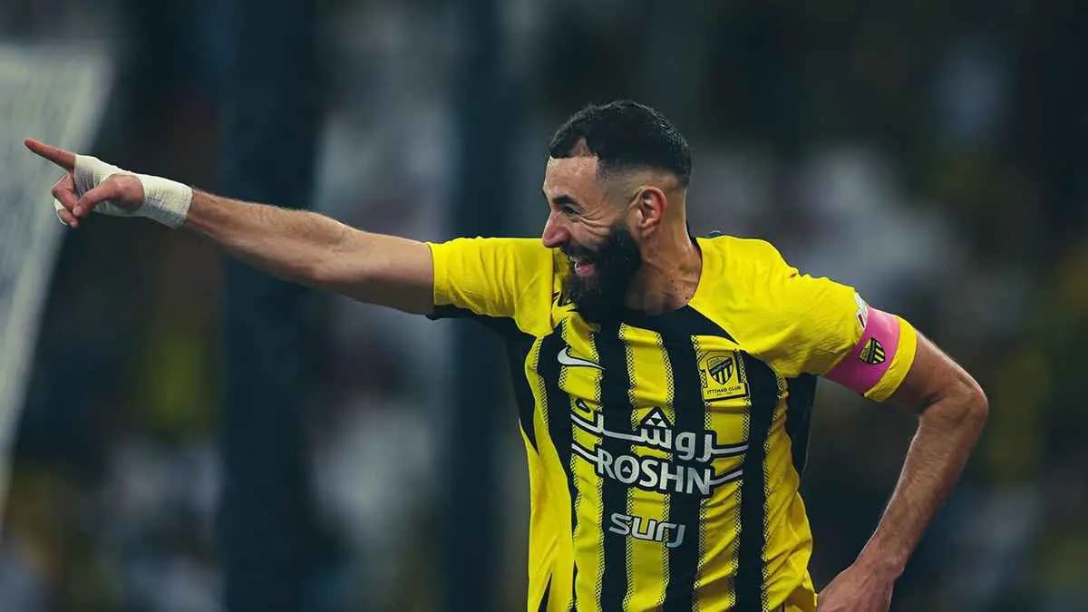 كريم بنزيما نجم الاتحاد السعودي يفاجيء النصر